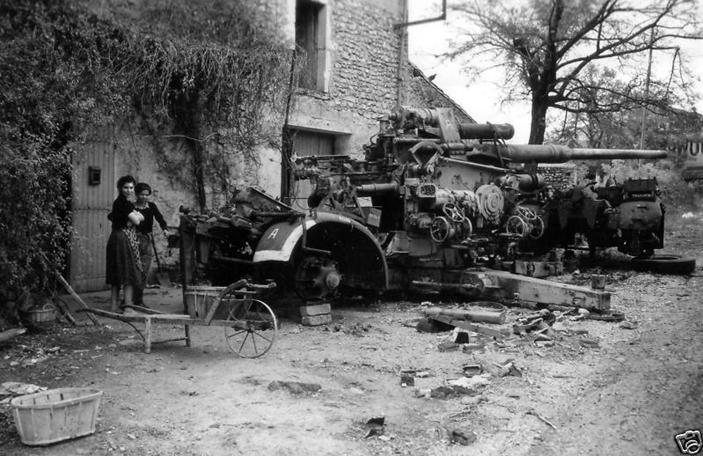 Un 105 cm Flak 38-39 capturado en Montelimar, Francia