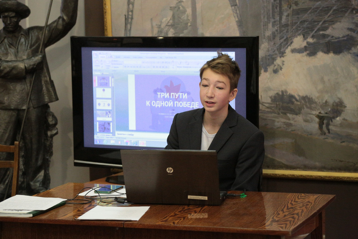 Выступает ученик 9 класса Политехнической гимназии Ярослав Мишустин