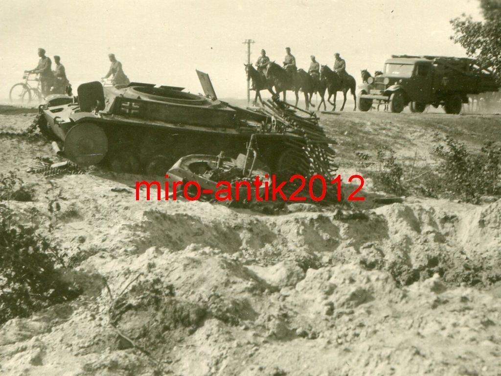 Foto, Wehrmacht, zerstörter Panzer mit Balkenkre