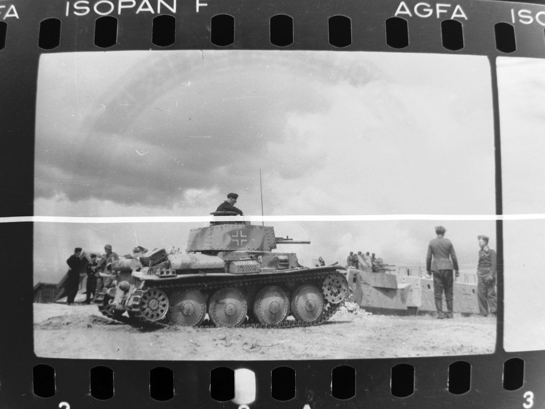 Panzerzug 62 Ausbooten Panzer 38(t) mit Infanter