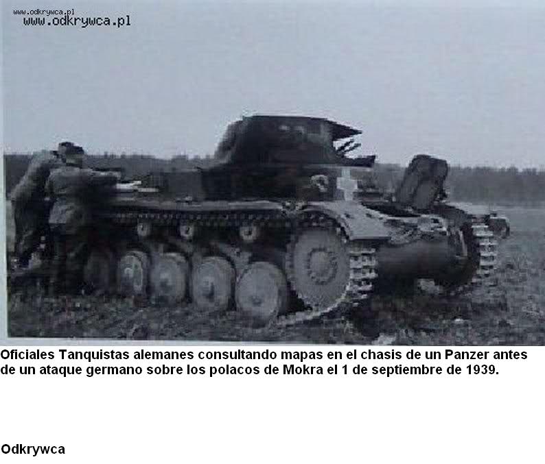 Tanquistas alemanes consultado mapas sobre un Panzer