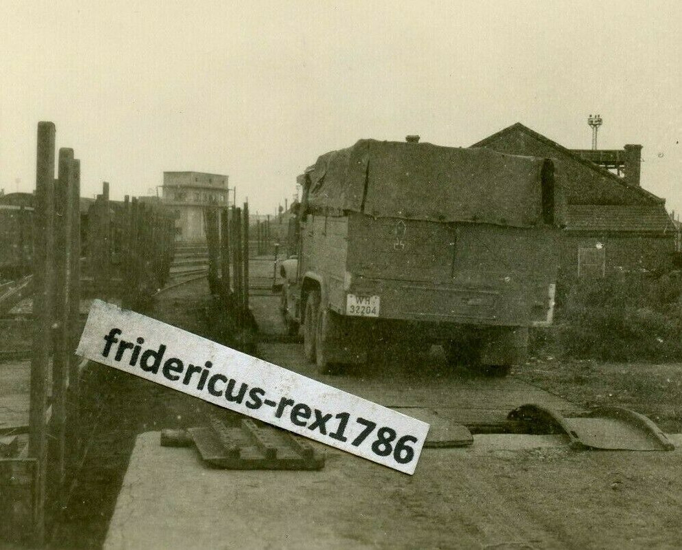 Foto Nebelwerfer-Abt. 5 Ostfront LKW mit Kennung Wappen Granate Mörser