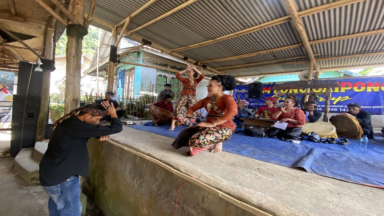 Pelaksanaan Tradisi Hajat Lembur