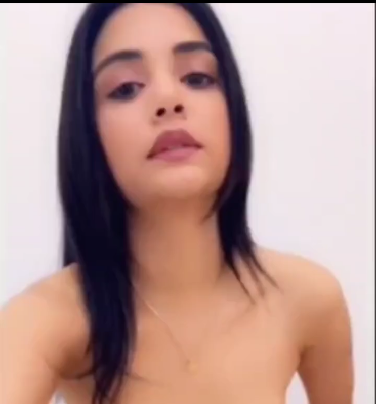cam model Showing her boob and Fingering