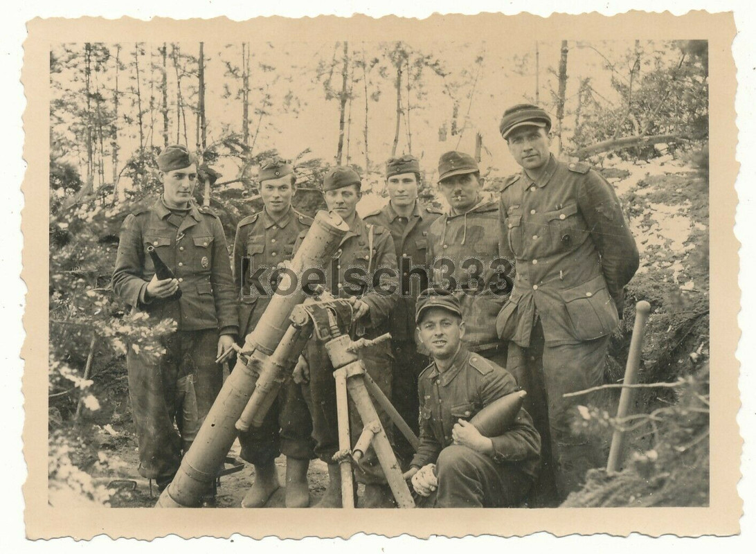 Foto Kampfgruppe am Mörser Granatwerfer Geschütz an der Ostfront in Russland