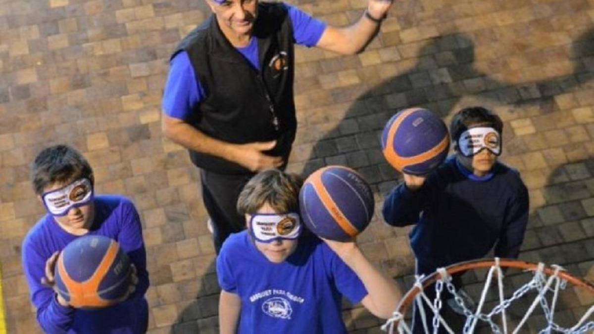 Joven ciega conquista partido de basquetbol y se hace viral en redes sociales