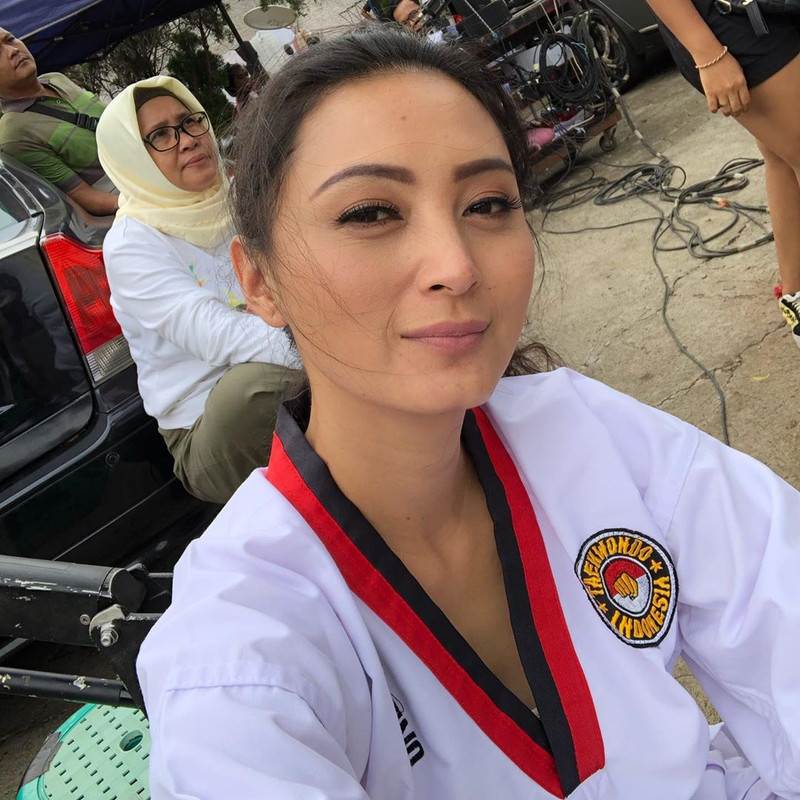 7 Potret Della Puspita, pesonanya tak luntur meski sudah kepala empat