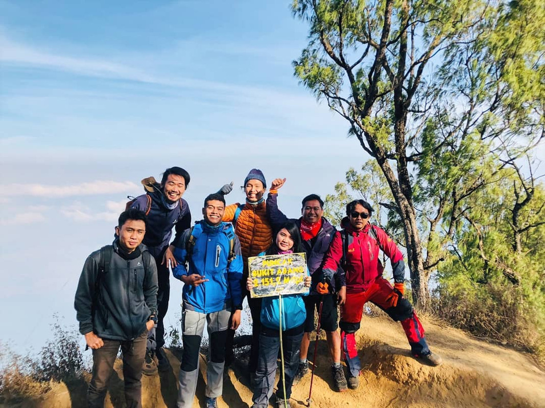 Para pendaki berfoto di Puncak Gunung Abang Bali