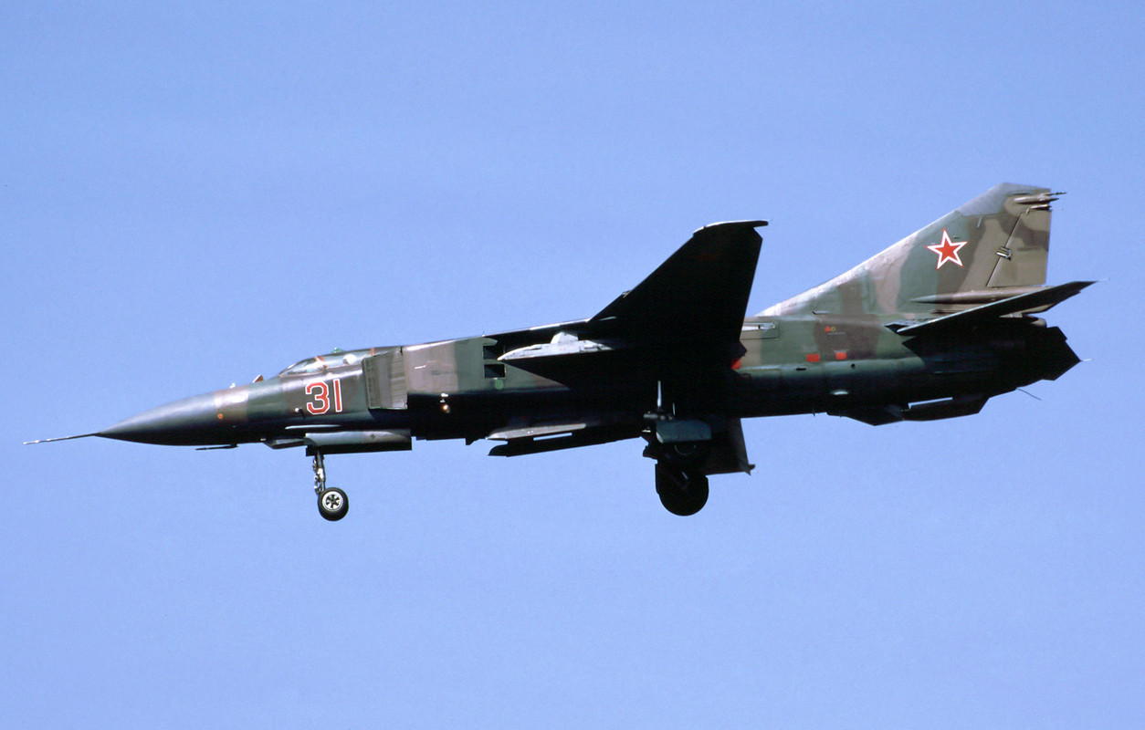 833 IAP Mig-23MLD 31 Red (3)