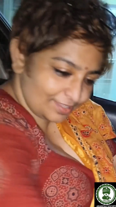 Bengali aunty wide cleavage and big boobs in orange saree.mp4_snapshot_00.54.221