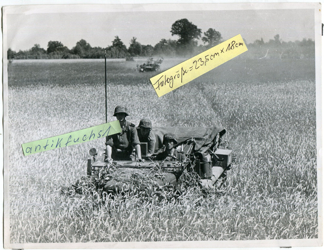 Deutscher Front-Kübelwagen einer Sturmgeschütz-Abteilung im Feld 1941