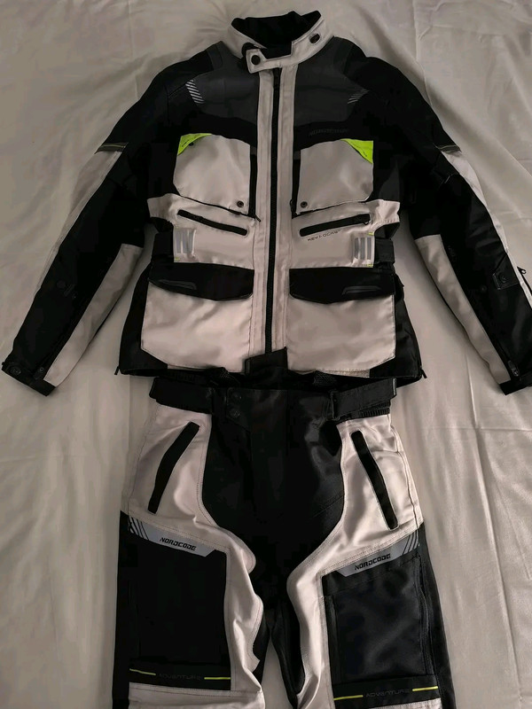 1000094384