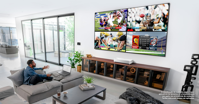 Projetor Epson exibindo uma cena de filme em 4K em uma parede grande