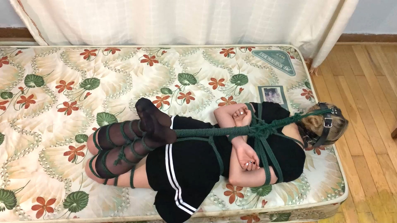 玩奴原创 水手服萌妹柚子蛇缚暴力承压驷马.mp4_20211029_185325.471