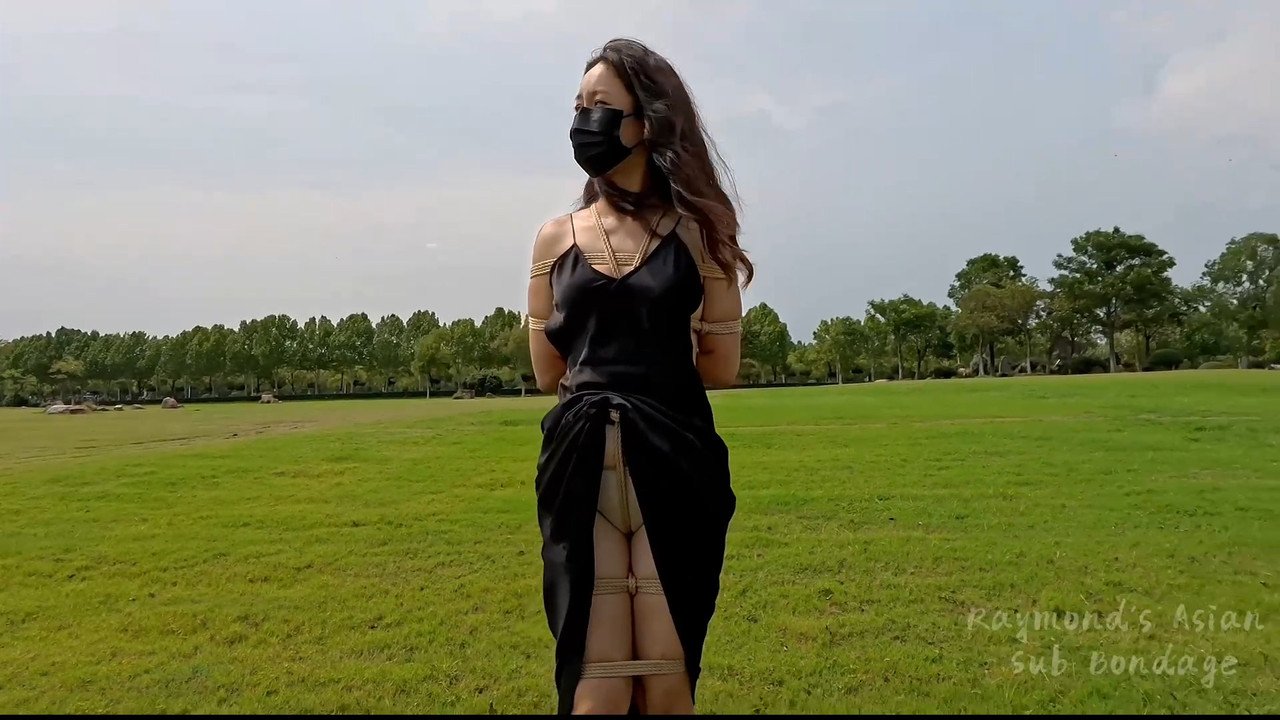 Raymond 裙子下被绑大腿艰难的户外行走.mp4_20250812_132641.451