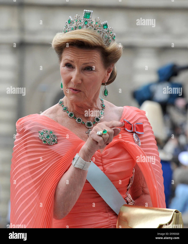 queen-sonja-of-norway-arrives-for-the-wedding-of-crown-princess-victoria-D59DG0