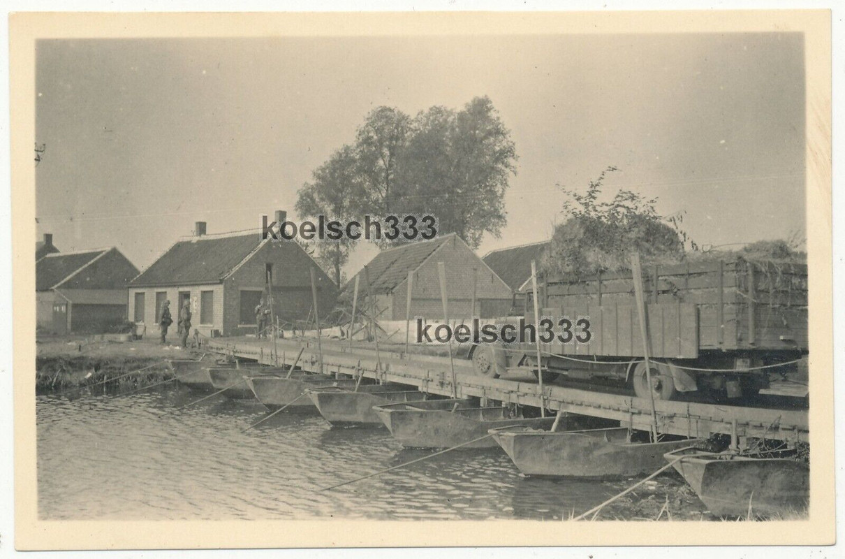 Foto LKW der Wehrmacht auf einer Kriegsbrücke über Kanal in Asten Holland 1940