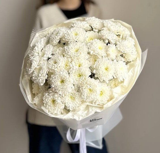 Пышный букет из стойких хризантем 8 веток