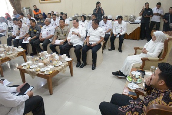 Mendarat di Juanda, Gubernur Khofifah Pimpin Rapat Tanggap Bencana di Jatim