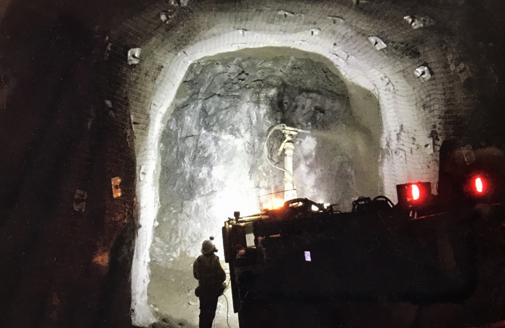 Machine de travaux en action dans le tunnel.