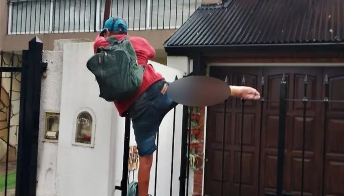 ¡Insólito! Ladrón queda atrapado entre rejas tras intentar robar una casa: VIDEO