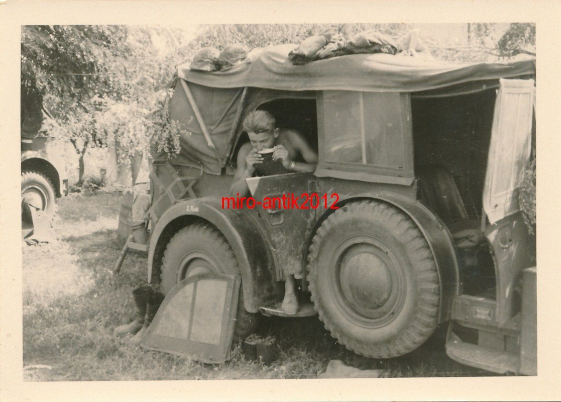 Foto, Soldat beim Melone essen, (LAH), Griechenl