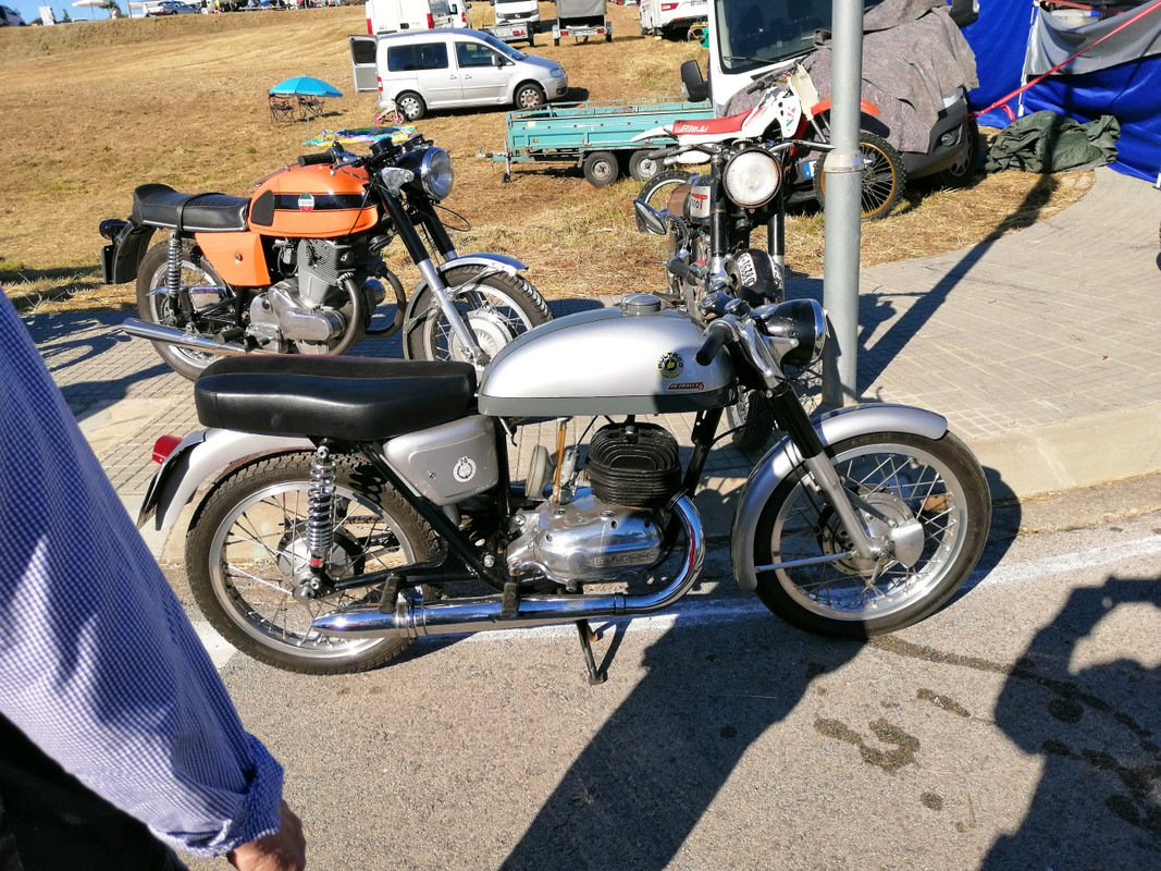 Feria de vehiculos clasicos de Sils (Gerona) Thumbnail-IMG-20190601-091438-resized-20190602-081726611