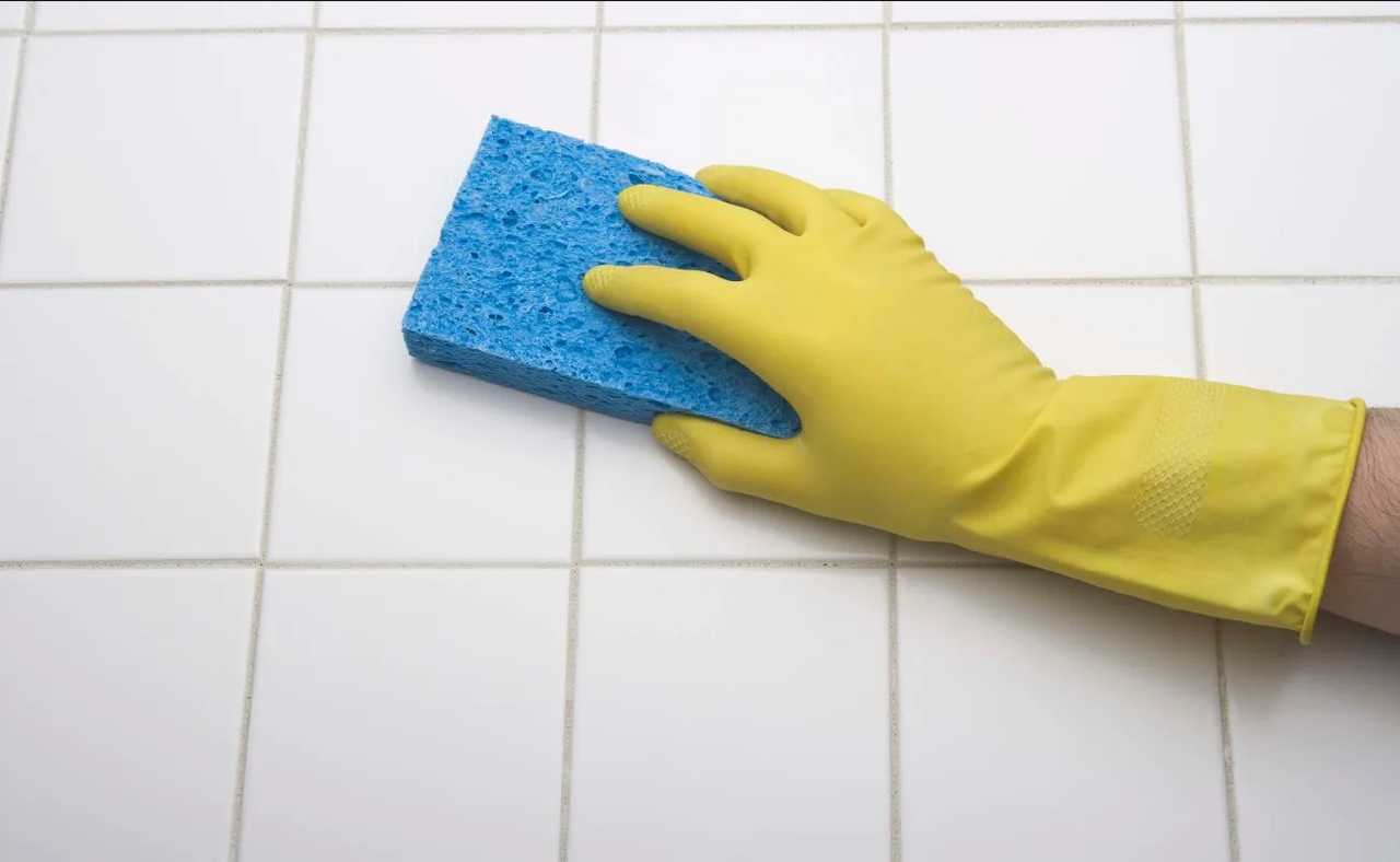 Así es cómo debes limpiar los azulejos del baño para que queden brillantes