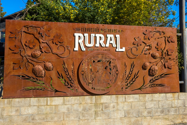 Letrero de acero de la entrada de Cervecería Rural en Litueche