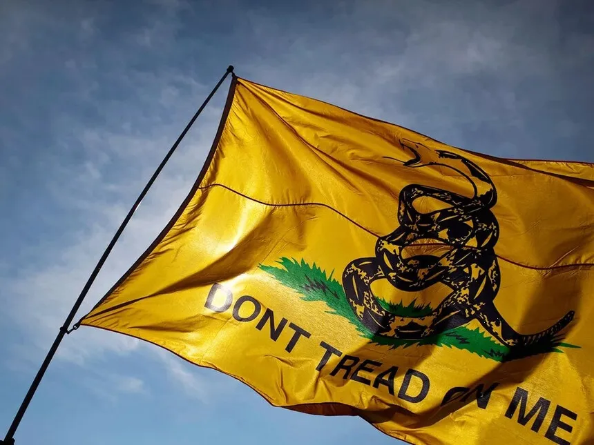 Un niño es expulsado por portar parche con la bandera de Gadsden
