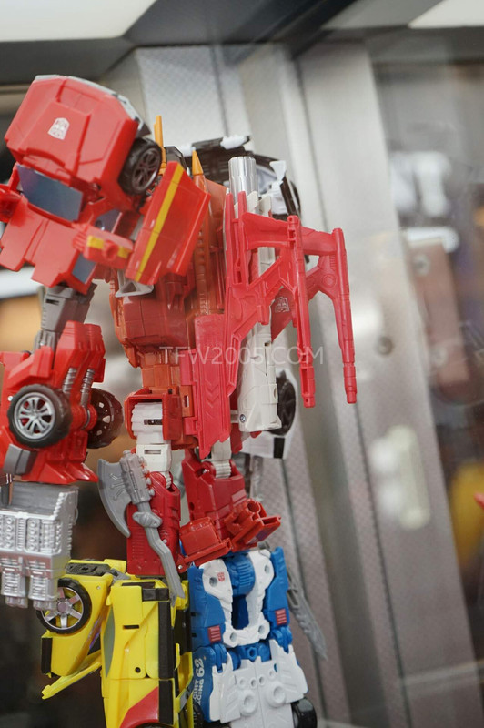 SDCC2015-Hasbro-Case-Transformers-Combiner-Wars-