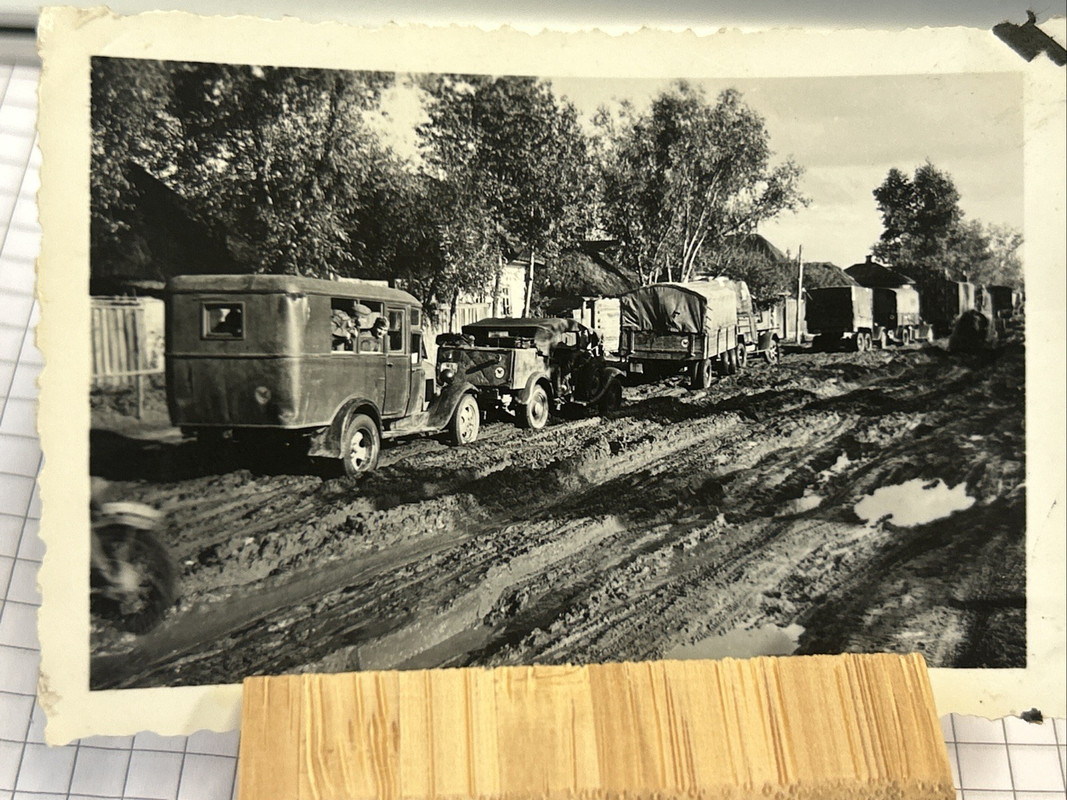 Foto Wk2 Wehrmacht Soldaten Front Fahrzeug Pkw Auto Lkw Truck (1)