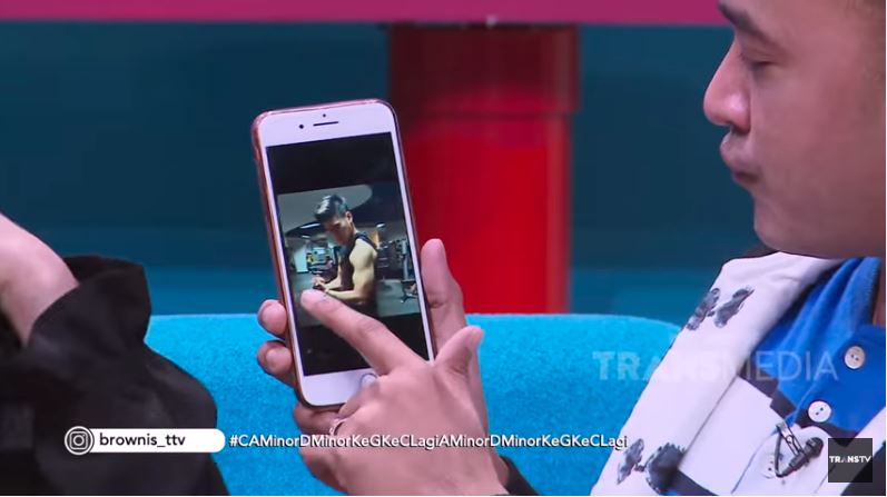 sosok pria six pack di ponsel pribadi Barbie Kumalasari