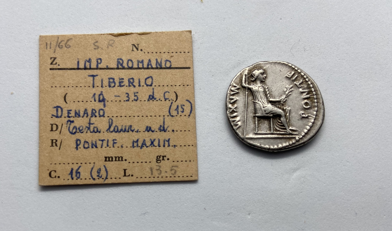 Denario de Tiberio. PONTIF MAXIM. Livia, de Paz, sedente a dcha. Lugdunum. Fullsizeoutput-25e4