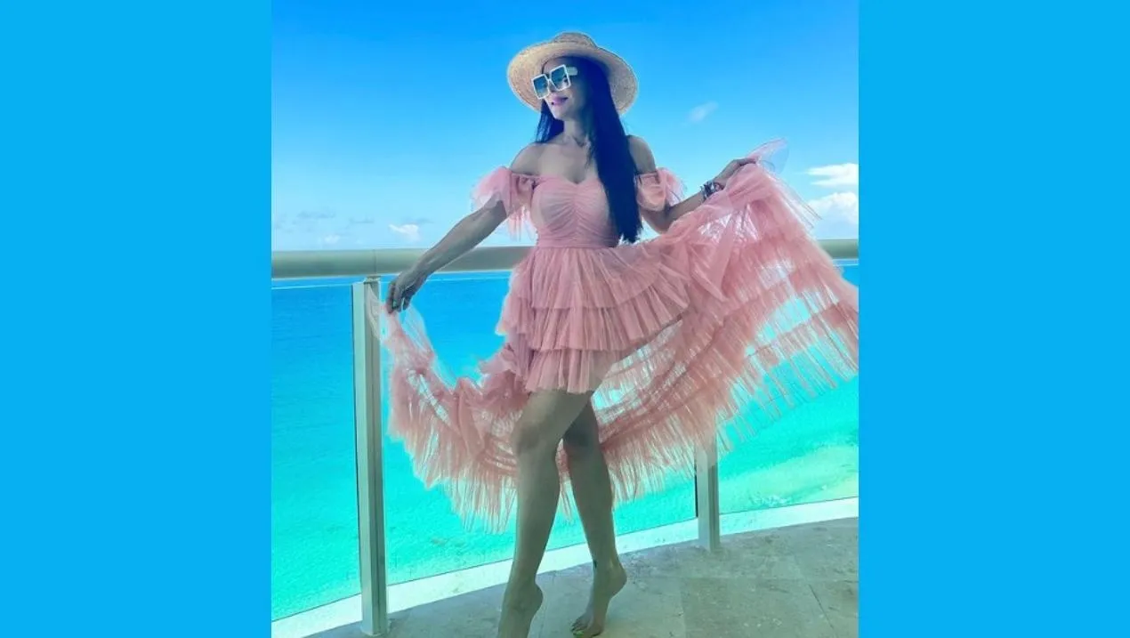 Maribel Guardia luce bella en coqueto vestido de olanes, le llueven piropos