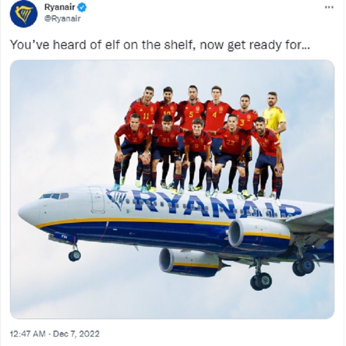 Meledek timnas Spanyol, Ryanair memposing sebuah foto editan yang menampilkan skuad La Furia Roja di atas pesawatnya.