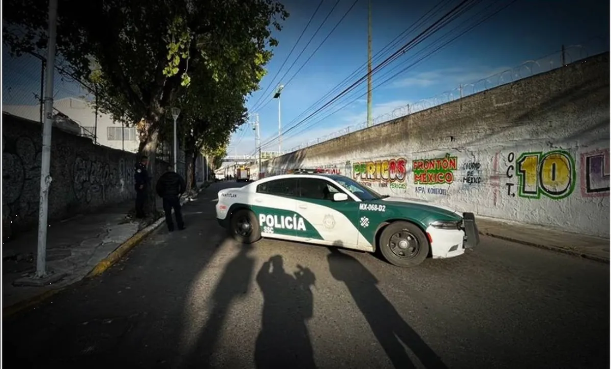 Hallan un cuerpo suspendido en un puente peatonal en CDMX