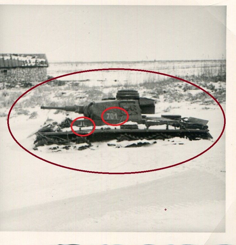 FOTO DeutscherPanzer mit Nummer 701 zerstört