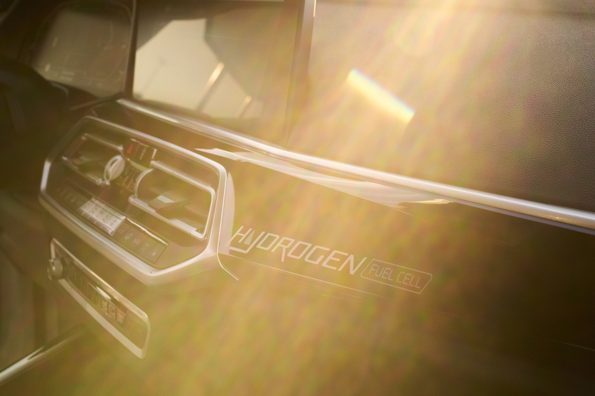 P90494457_highRes_bmw-ix5-hydrogen-on-