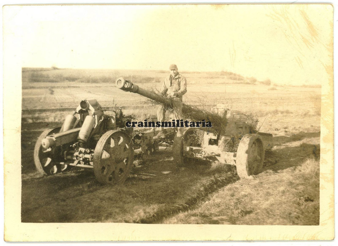 Orig. Foto US GI Soldat mit deutsche schwere PaK Geschütz Kanone Beute 1944