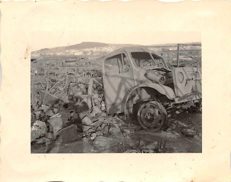 Zerstörte englische LKW Bedford Strand Cherbourg