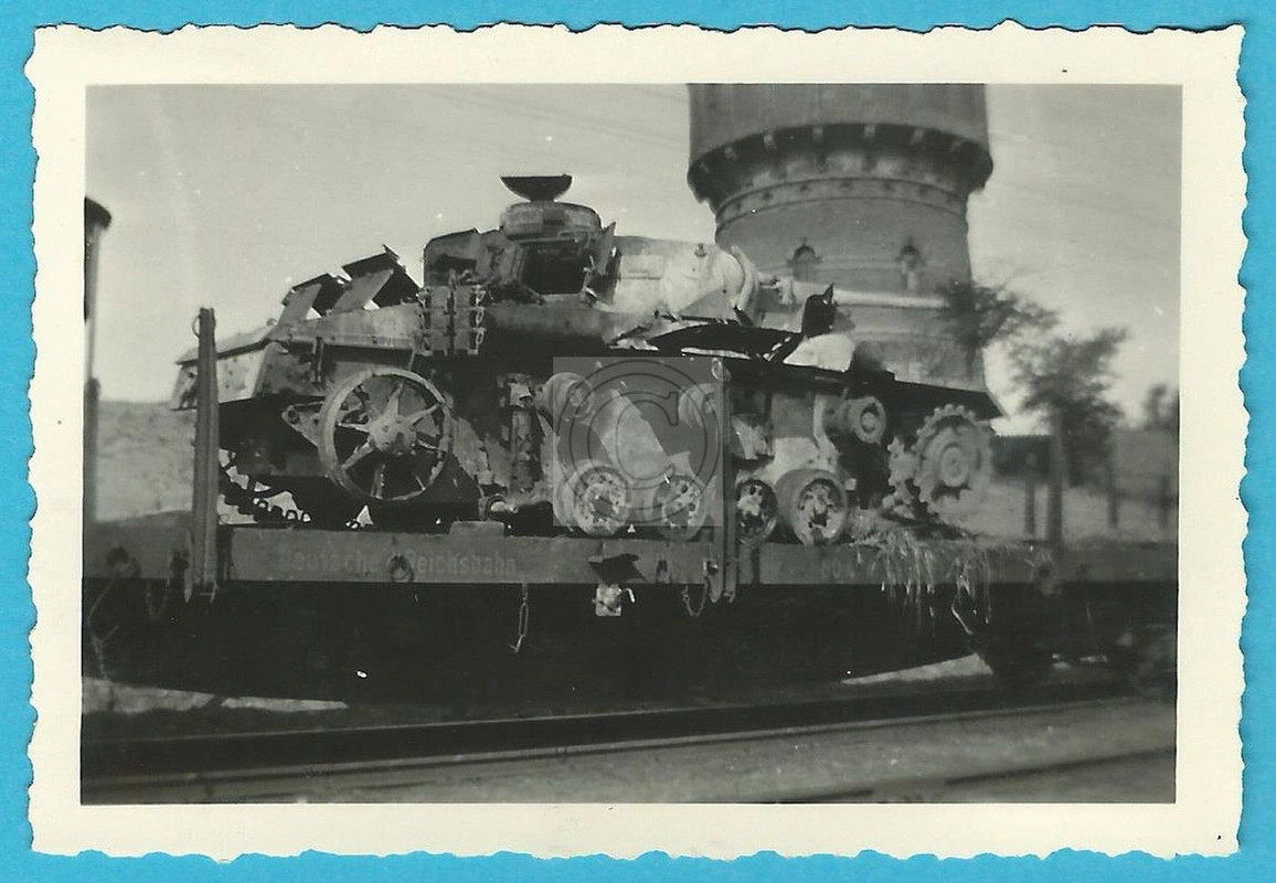 Vormarsch im Osten, zerstörte Panzer werden verl