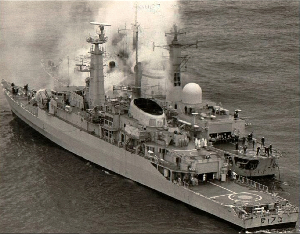 HMS Sheffield (D.80) получает помощь от фрегата Arrow-4