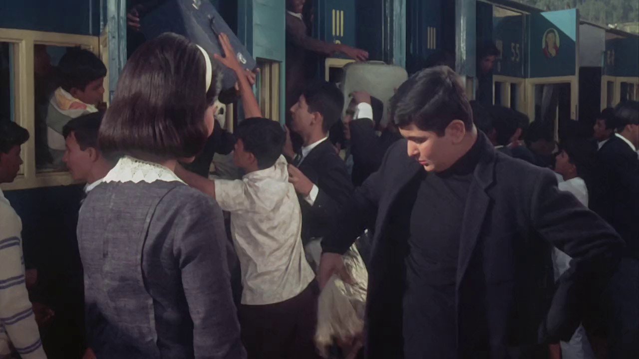 Mera-Naam-Joker-1970-Blu-Ray-Hindi-720p-x264-AVC-AAC-2-0-mp4-0000
