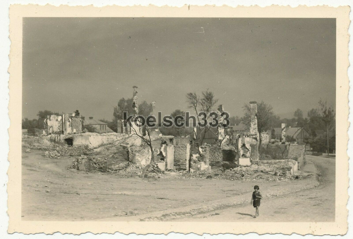 !Foto kleines Kind vor den Ruinen eines zerstörten Dorfes in Polen 1939