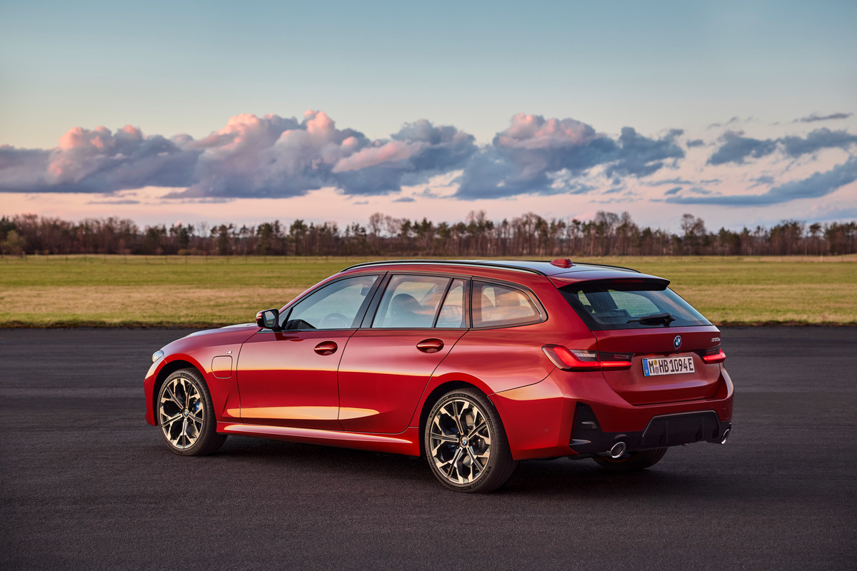 P90549653_highRes_the-new-bmw-330e-tou