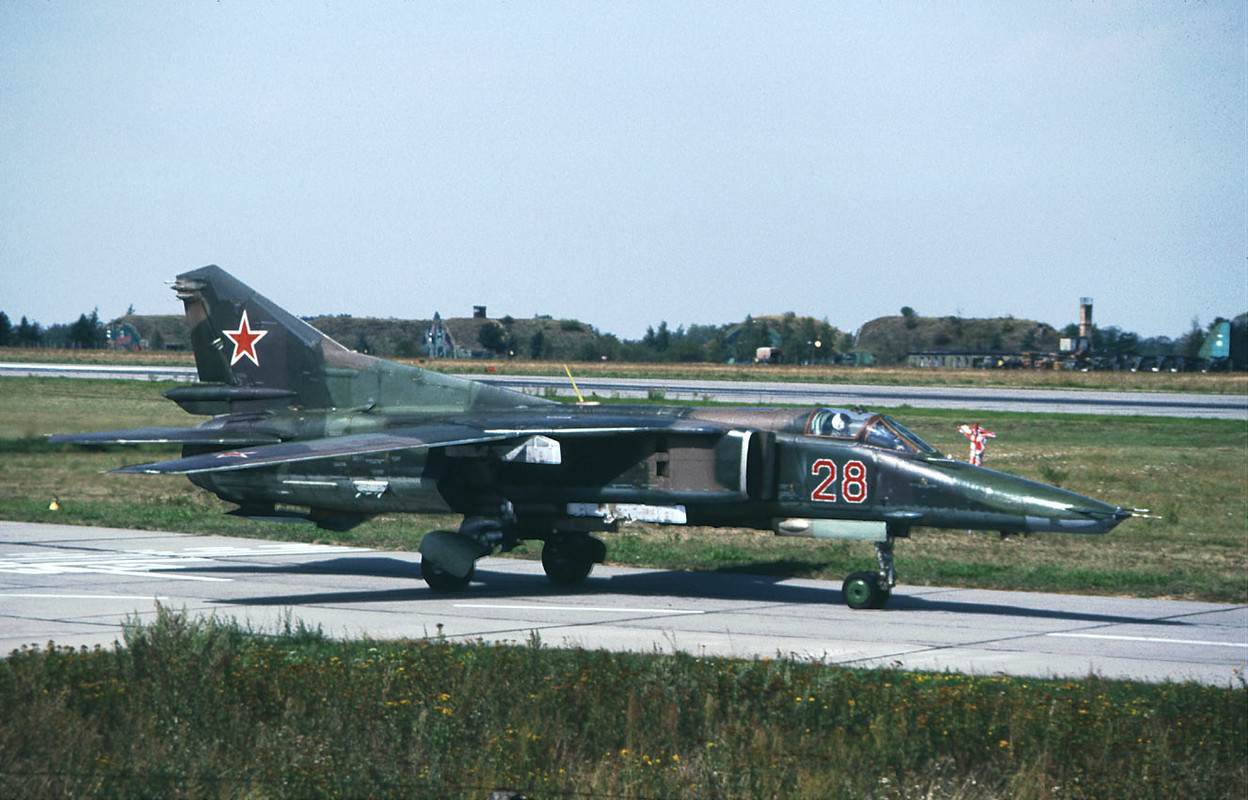296 APIB MiG-27M 28 Red_83712545463  (6)