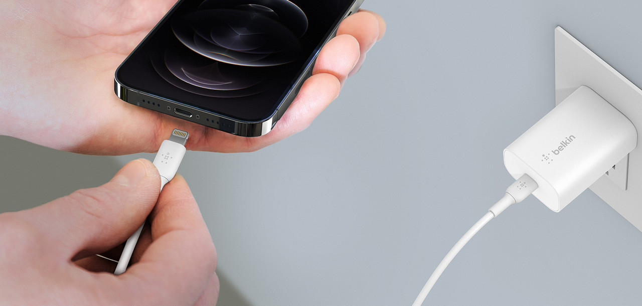 El cargador Belkin 25W cargando un smartphone Samsung.