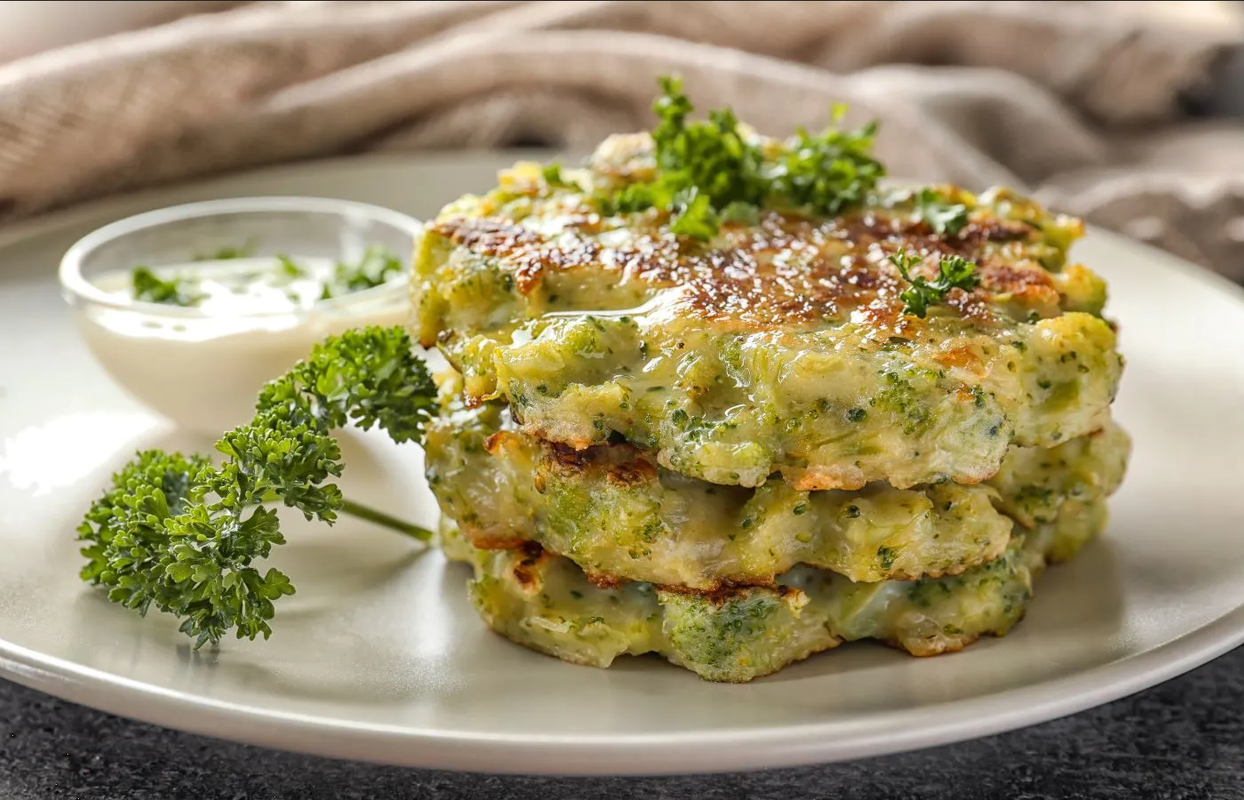 ¿Qué preparar para cenar? Esta es la receta rápida para hacer tortitas de brócoli