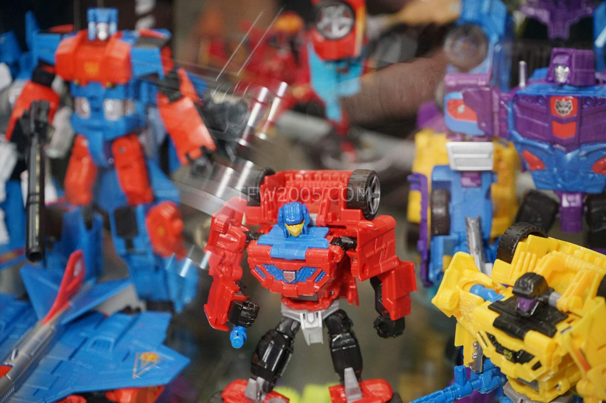 SDCC2015-Hasbro-Case-Transformers-Combiner-Wars-